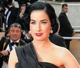 Dita Von Teese lors de la montée des marches du film Inglorious Basterds durant le Festival de Cannes 2009