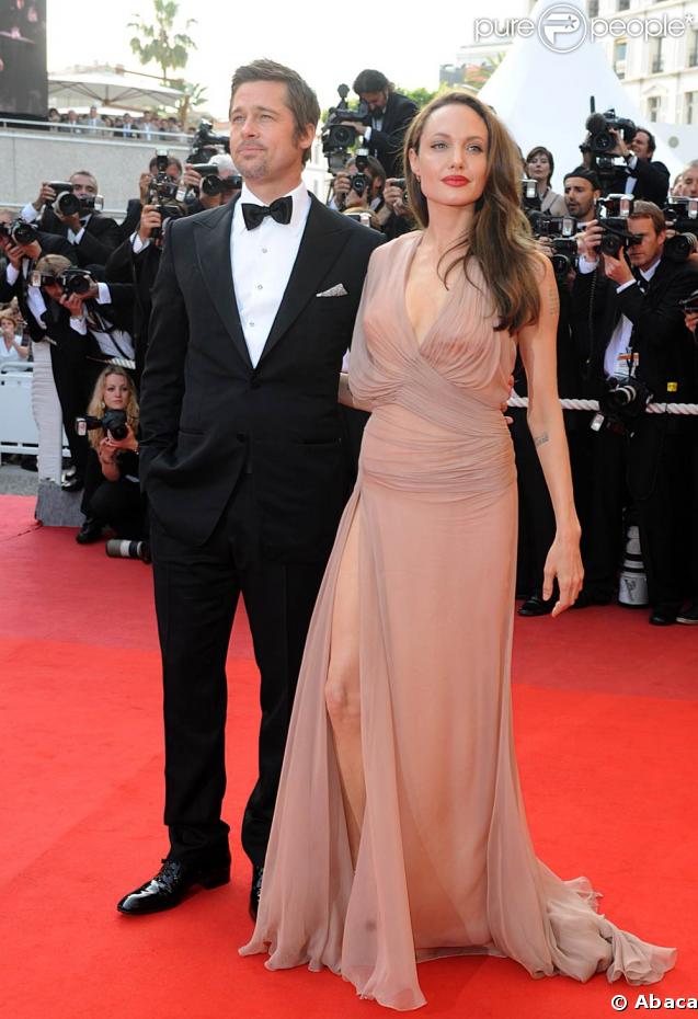 Angelina Jolie au bras de son mari Brad Pitt lors de la montée des marches du film Inglorious Basterds durant le Festival de Cannes 2009