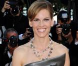 Hilary Swank lors de la montée des marches du film Looking for Eric durant le Festival de Cannes 2009