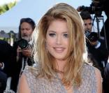 Doutzen Kroes lors de la montée des marches du film Looking for Eric durant le Festival de Cannes 2009