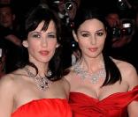 Sophie Marceau et Monica Bellucci lors de la montée des marches du film Ne Te Retourne Pas durant le Festival de Cannes 2009