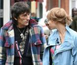 Ronnie Wood et sa chérie Ekaterina Ivanova sortent d'un café à Londres. 26/05/09