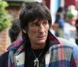 Ronnie Wood et sa chérie Ekaterina Ivanova sortent d'un café à Londres. 26/05/09