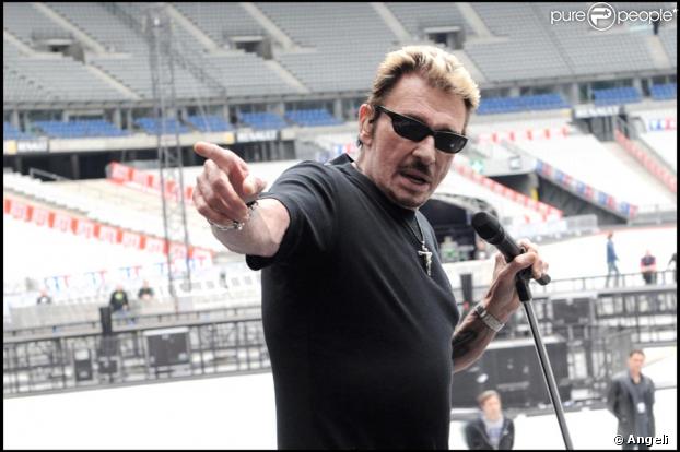 Johnny hier soir au Stade de France en pleine répétition à laquelle assistait Sylvie Vartan et son mari Tony Scotti ainsi que David le fils des deux chanteurs