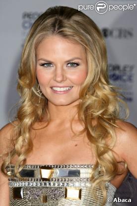 Jennifer Morrison très élégante sur tapis rouge... 