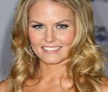 Jennifer Morrison très élégante sur tapis rouge... 