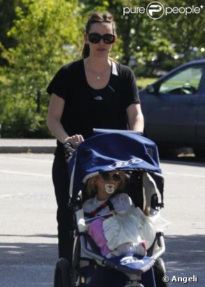 Violet Affleck et sa mère Jennifer Garner... la petite Seraphina et dans une autre poussette, à Boston, hier 