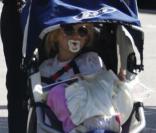 Violet Affleck et sa mère Jennifer Garner... la petite Seraphina et dans une autre poussette, à Boston, hier 