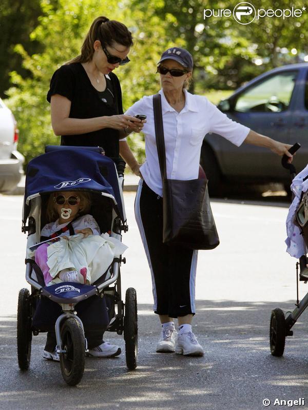 Violet Affleck et sa mère Jennifer Garner... la petite Seraphina et dans une autre poussette avec la nounou (Boston, hier) 
