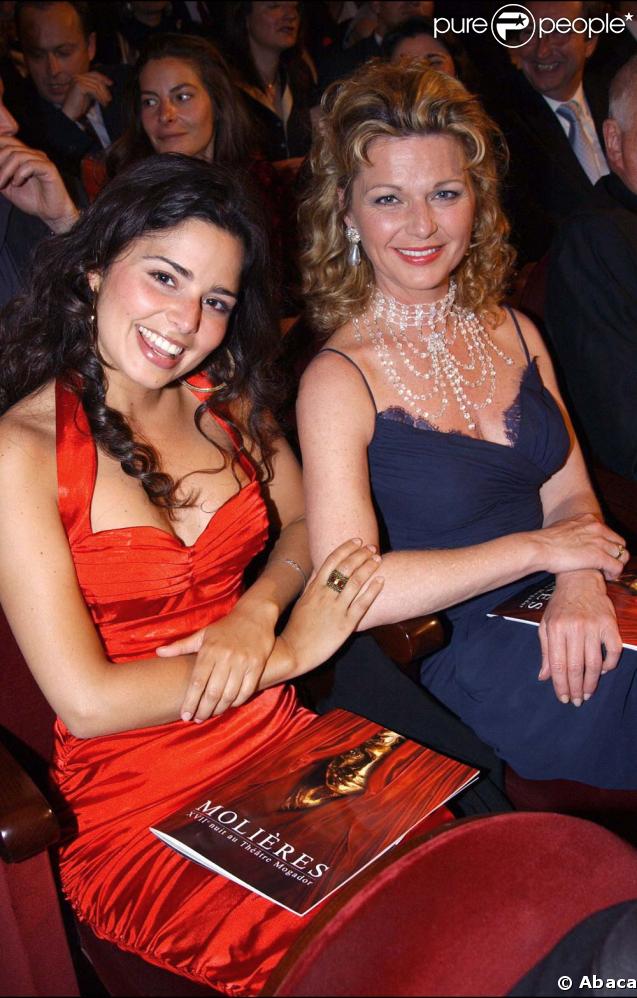 Aussi brune que sa maman Jeane Manson est blonde, la jolie Shirel ambitionne elle aussi de percer dans la chanson. Des débuts prometteurs pour la jeune femme qui a succédé en 2001 à Hélene Segara dans Notre Dame de Paris. 