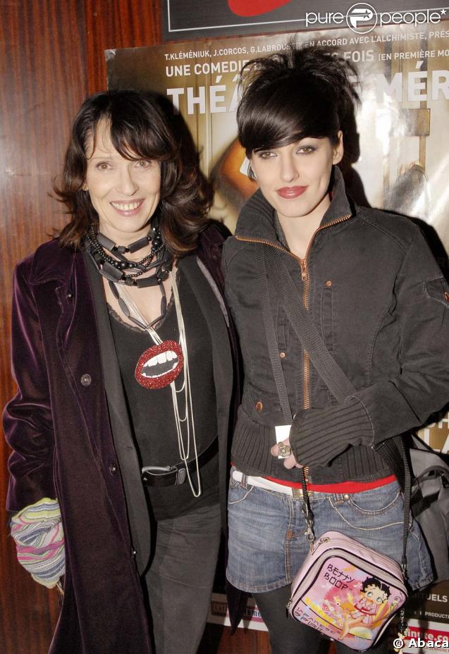 Tout en restant dans le milieu du show-biz, Jennifer Ayache a choisi de ne pas suivre les pas de sa mère, l'humoriste et actrice Chantal Lauby. La jeune femme est chanteuse et leader du groupe à succès Superbus. 