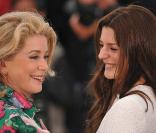 Fille de deux monstres sacrés du cinéma européen, Marcello Mastroianni et Catherine Deneuve, Chiara ne pouvait envisager une autre carrière. La mère et la fille se sont déjà retrouvées plusieurs fois à l\'écran.<br />