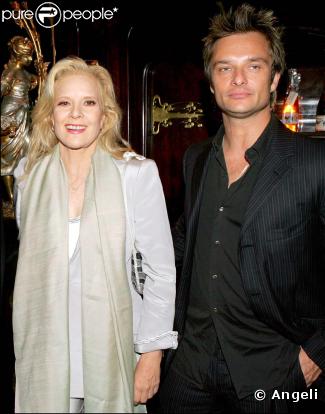 David Hallyday ne pouvait qu'hériter du talent de ses parents, Johnny Hallyday et Sylvie Vartan. Très proche de sa maman, aux côtés de qui il a grandi, il est aujourd'hui un artiste reconnu pour ses propres interprétations.