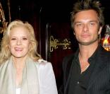 David Hallyday ne pouvait qu'hériter du talent de ses parents, Johnny Hallyday et Sylvie Vartan. Très proche de sa maman, aux côtés de qui il a grandi, il est aujourd'hui un artiste reconnu pour ses propres interprétations. 
