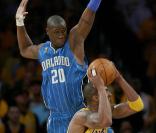  Mickael Pietrus des Orlando Magic et Kobe Bryant  des Lakers durant un match des finales NBA au Staples Center de Los Angeles le 4 juin 2009