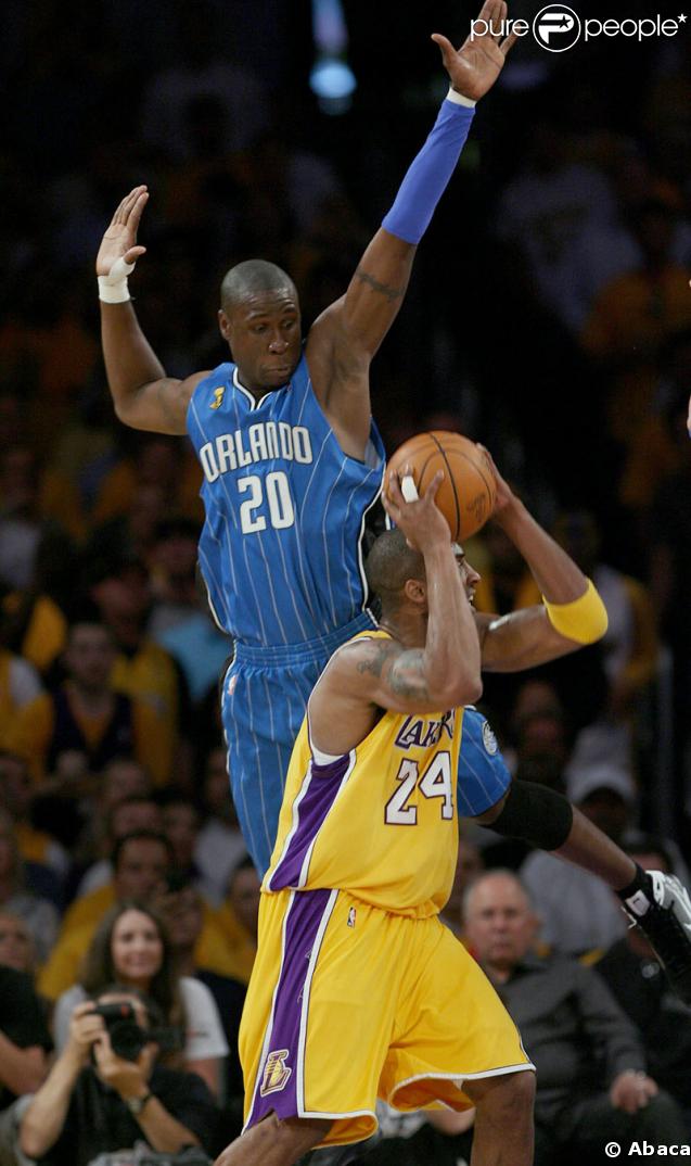  Mickael Pietrus des Orlando Magic et Kobe Bryant  des Lakers durant un match des finales NBA au Staples Center de Los Angeles le 4 juin 2009