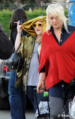 Beth Ditto sort d'un concert à Paris, et se cache !