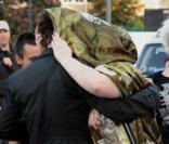 Beth Ditto sort d'un concert à Paris, et se cache ! Elle est aussi très proche d'une autre femme... 