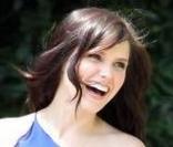 Sophia Bush à la sortie d'une vente aux enchères de sacs, visiblement contente...
