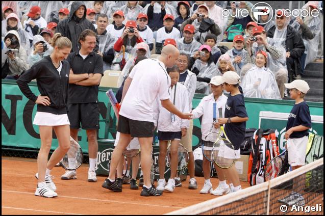 Steffi Graf et Andre Agassi jouent à Roland-Garros pour leurs associations le 6 juin 2009