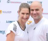 Steffi Graf et Andre Agassi jouent à Roland-Garros pour leurs associations le 6 juin 2009