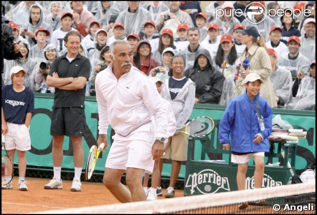 Steffi Graf et Andre Agassi jouent à Roland-Garros pour leurs associations le 6 juin 2009