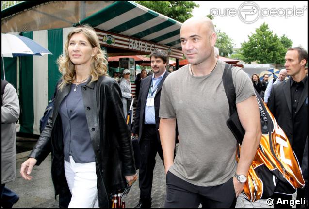 Steffi Graf et Andre Agassi jouent à Roland-Garros pour leurs associations le 6 juin 2009
