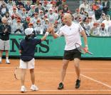 Steffi Graf et Andre Agassi jouent à Roland-Garros pour leurs associations le 6 juin 2009