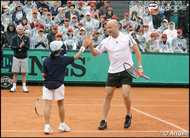 Steffi Graf et Andre Agassi jouent à Roland-Garros pour leurs associations le 6 juin 2009
