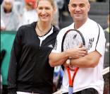 Steffi Graf et Andre Agassi jouent à Roland-Garros pour leurs associations le 6 juin 2009