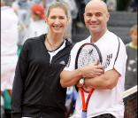 Steffi Graf et Andre Agassi jouent à Roland-Garros pour leurs associations le 6 juin 2009