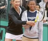 Steffi Graf et Andre Agassi jouent à Roland-Garros pour leurs associations le 6 juin 2009