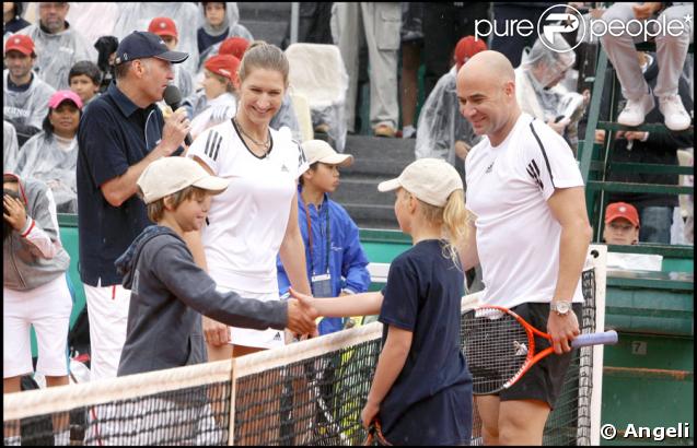 Steffi Graf et Andre Agassi jouent à Roland-Garros pour leurs associations le 6 juin 2009