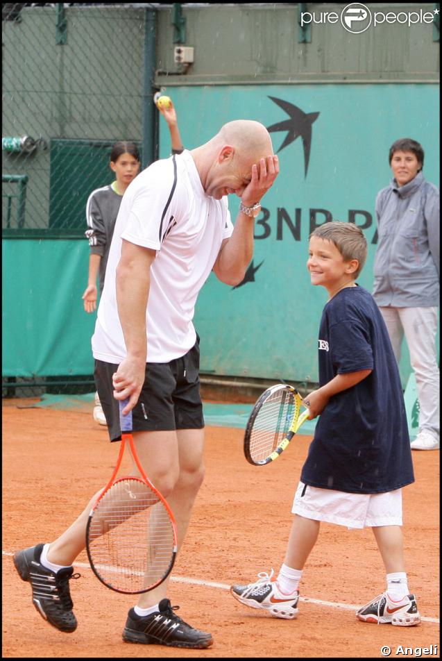 Steffi Graf et Andre Agassi jouent à Roland-Garros pour leurs associations le 6 juin 2009