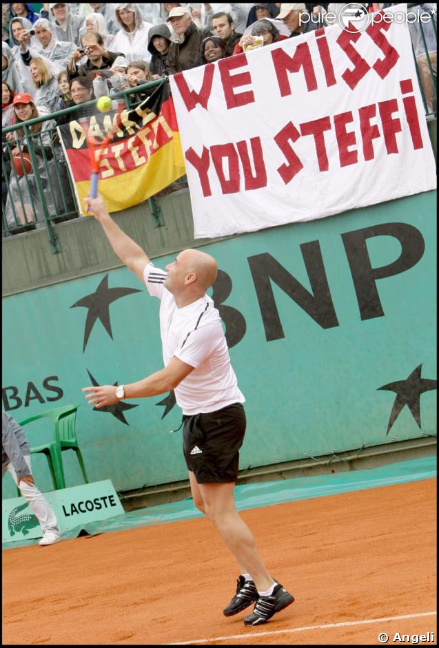 Steffi Graf et Andre Agassi jouent à Roland-Garros pour leurs associations le 6 juin 2009