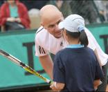 Steffi Graf et Andre Agassi jouent à Roland-Garros pour leurs associations le 6 juin 2009