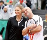 Steffi Graf et Andre Agassi jouent à Roland-Garros pour leurs associations le 6 juin 2009