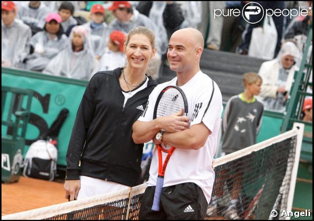 Steffi Graf et Andre Agassi jouent à Roland-Garros pour leurs associations le 6 juin 2009