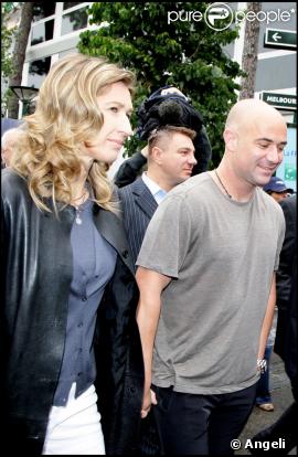 Steffi Graf et Andre Agassi jouent à Roland-Garros pour leurs associations le 6 juin 2009