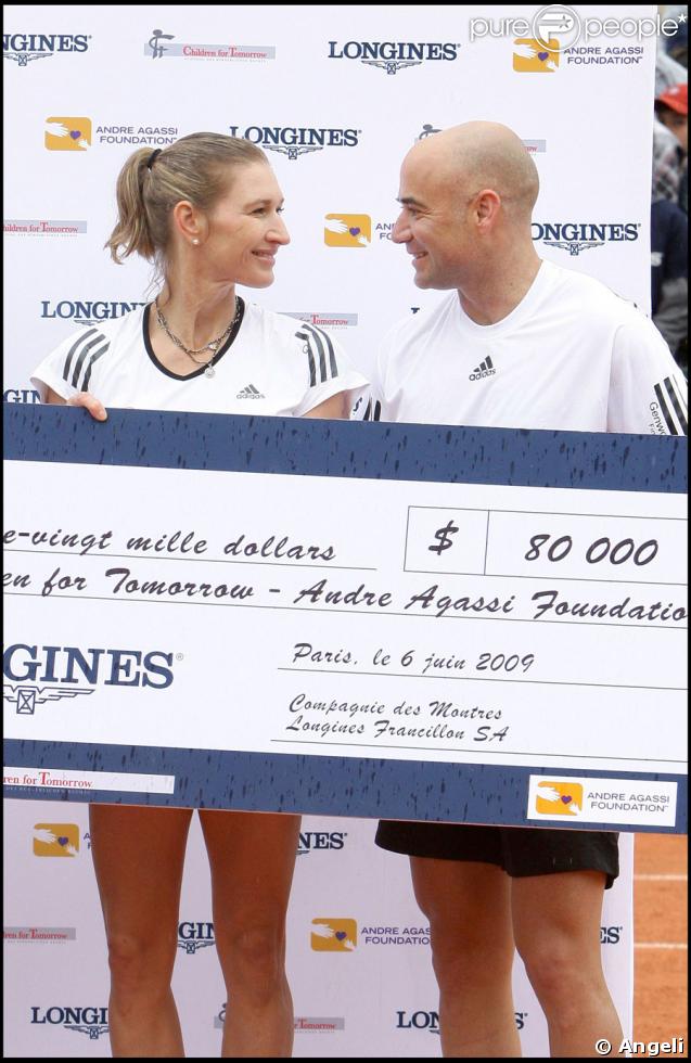 Steffi Graf et Andre Agassi jouent à Roland-Garros pour leurs associations le 6 juin 2009