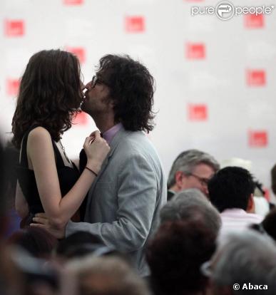 Sean Lennon et sa compagne Charlotte Kemp Muhl à la 53e Biennale de Venise