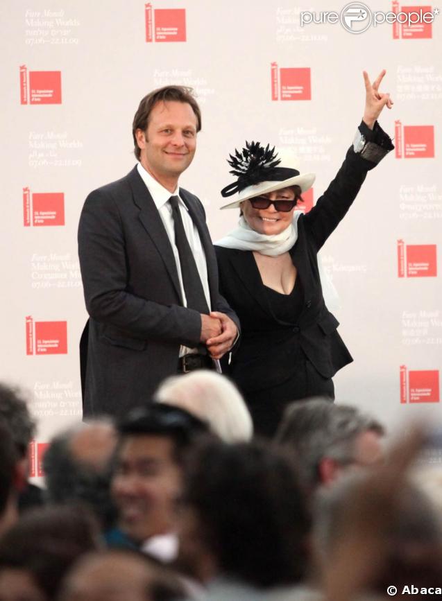 Yoko Ono a reçu un Golden Lion Award récompensant l'ensemble de son oeuvre à la 53e Biennale de Venise