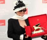 Yoko Ono a reçu un Golden Lion Award récompensant l'ensemble de son oeuvre à la 53e Biennale de Venise