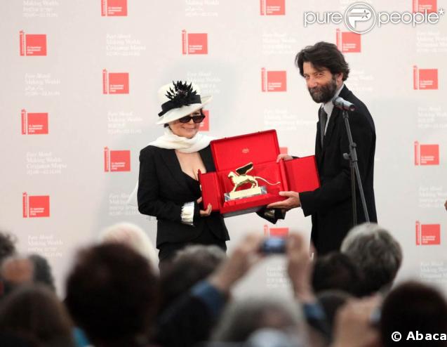 Yoko Ono a reçu un Golden Lion Award récompensant l'ensemble de son oeuvre à la 53e Biennale de Venise