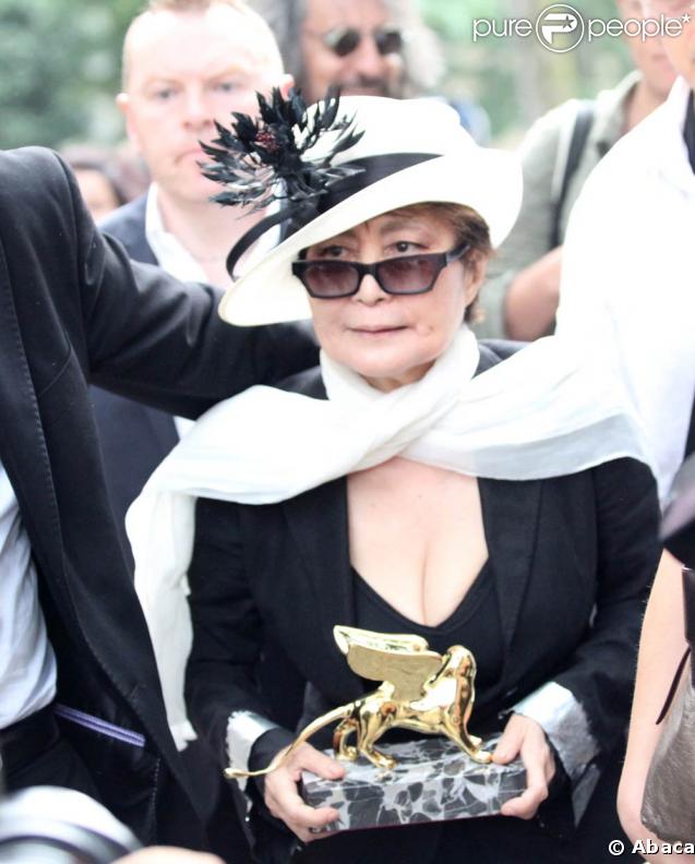 Yoko Ono a reçu un Golden Lion Award récompensant l'ensemble de son oeuvre à la 53e Biennale de Venise