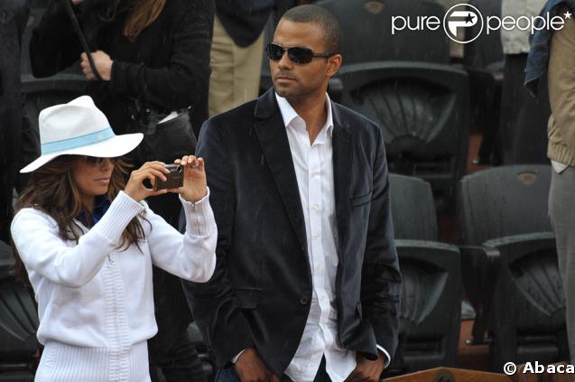 Eva Longoria veut immortaliser ce moment, Tony, lui, veut rentrer... Il pleut !  