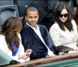  Entouré de sa femme Eva Longoria et d'Isabelle Adjani, Tony Parker est aux anges ! 