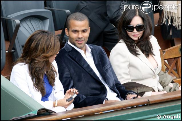  Entouré de sa femme Eva Longoria et d'Isabelle Adjani, Tony Parker est aux anges ! 