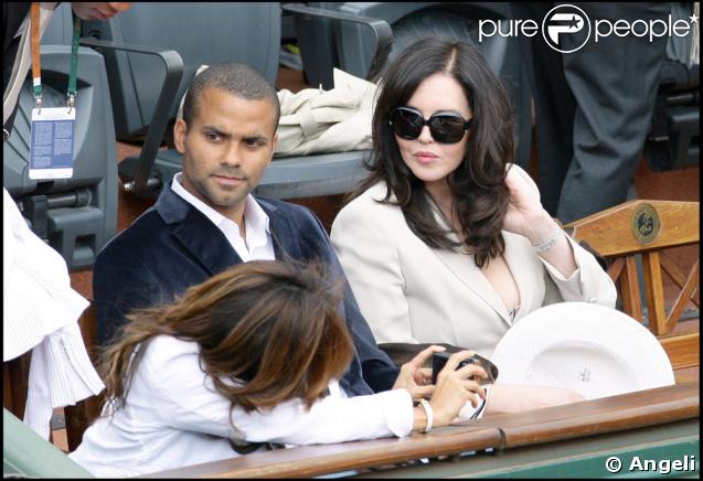 Tony Parker et Eva Longoria en pleine discussion avec Isabelle Adjani