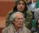 Yvan Attal en célibataire, placé derrière Jean Rochefort, à Roland-Garros